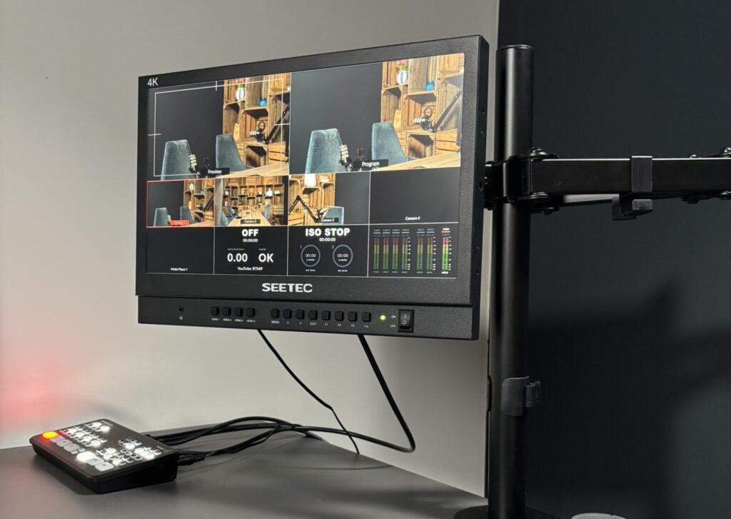 Externe monitor met camerahoeken en een video mixer