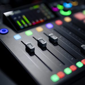 Close up van een Rodecaster Pro II audio mixer waarbij audio van drie microfoons worden opgenomen